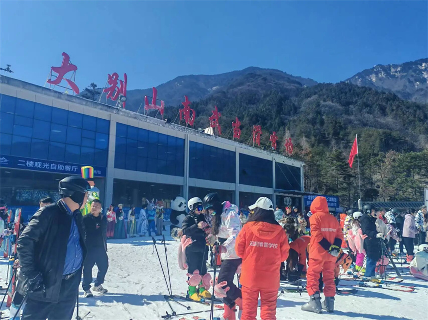 英山南武当滑雪场银装素裹、瑞雪迎春，马年冰雪嘉年华盛装迎客