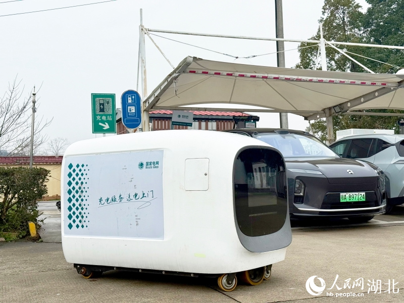 京港澳高速咸寧服務區的移動充電機器人。人民網記者 周恬攝