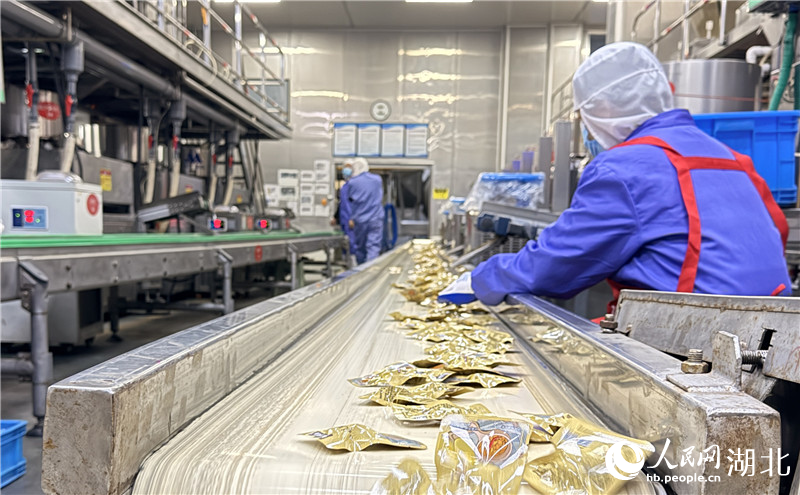 智能化精包装生产线开足马力。人民网记者 张隽摄