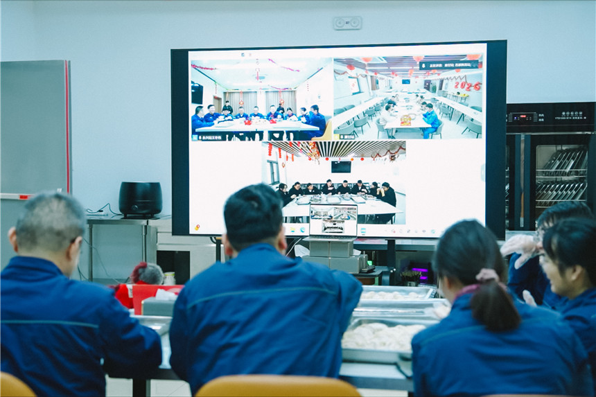 特高压永兴换流站与康甘、昌都换流站连线包饺子迎新年。