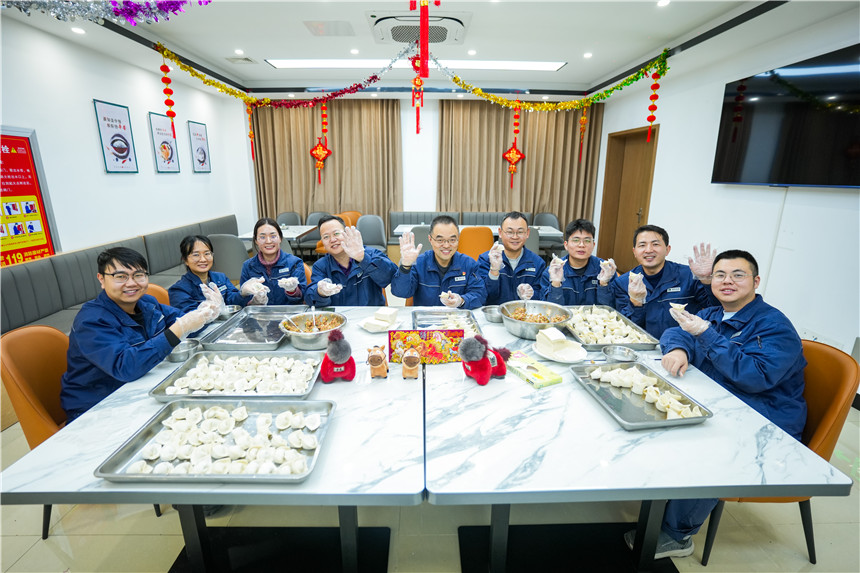 特高压永兴换流站与康甘、昌都换流站连线包饺子迎新年。