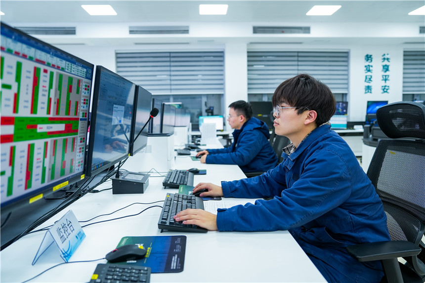 特高压永兴换流站运维人员正在监盘。