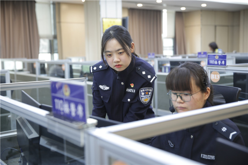 余璇(左)、江璇(右)正在分析一起警情。汪爽摄