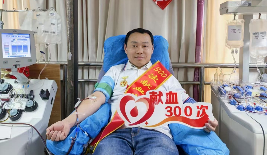 王林正在獻血。閆蕾攝