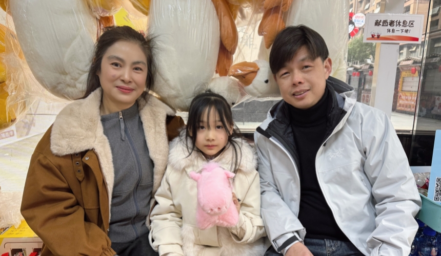 趙春紅與丈夫沈紅波、女兒相聚吳家山獻血屋。劉環環攝