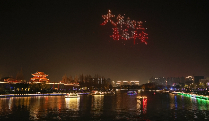 千架无人机“凤舞九天” 演绎“赤黄红”英雄印记