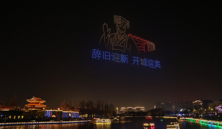 千架无人机“凤舞九天” 演绎“赤黄红”英雄印记【3】