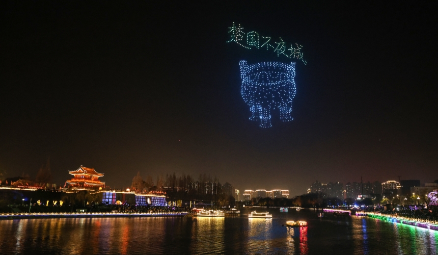 千架无人机“凤舞九天” 演绎“赤黄红”英雄印记【4】