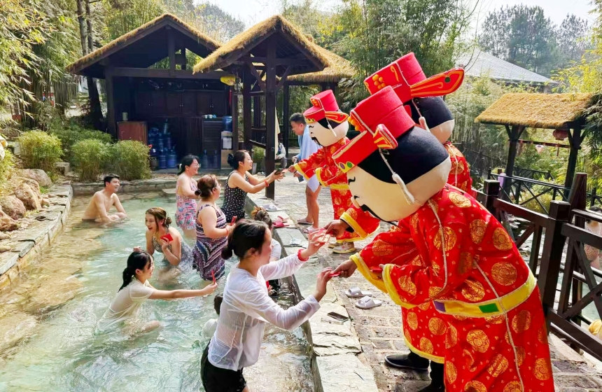 崇阳三特浪口温泉推出Q版主题巡游活动。