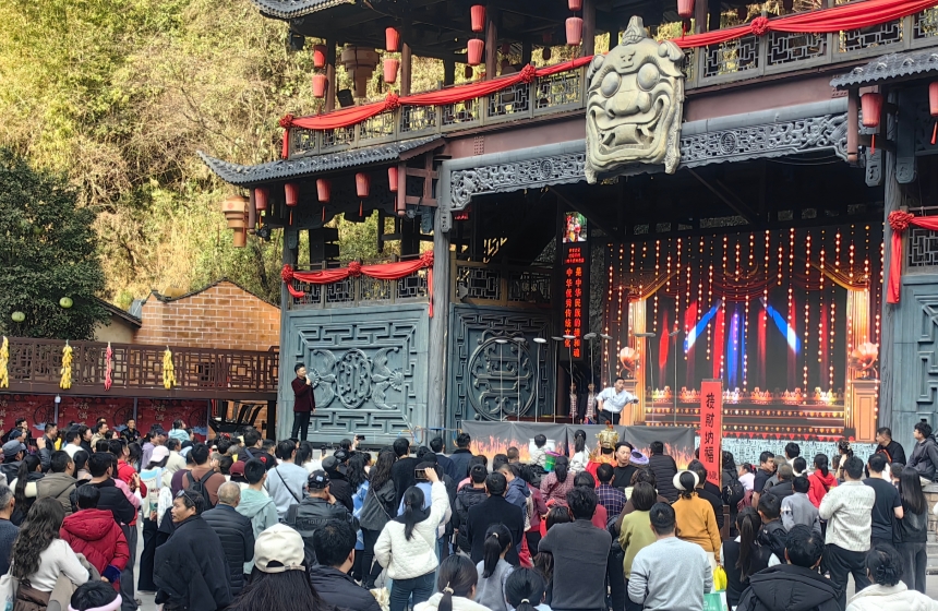 大年初四,车溪庙会年味正浓。NPC互动欢笑不断。