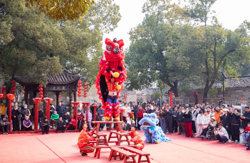 黄陂大余湾古村庙会古村龙狮队的精彩表演和非遗皮影戏迎来阵阵喝彩。