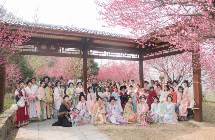 黄陂花乡茶谷景区,游客身着汉服,在山水间踏雪寻梅。