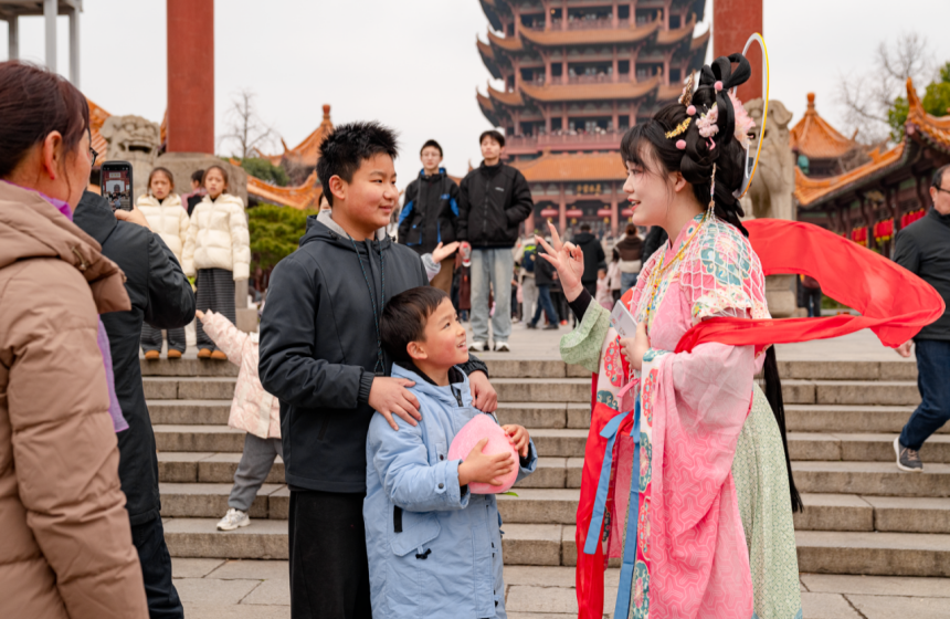 黄鹤楼春节活动现场图。