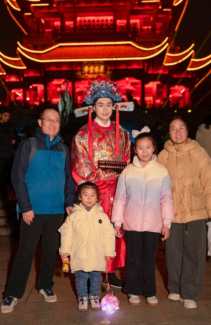黄鹤楼春节活动现场图。