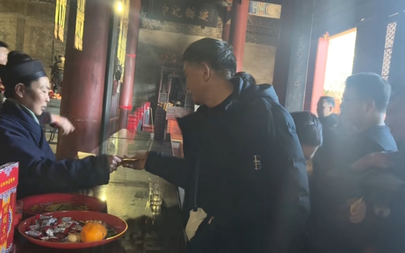 武當山紫霄宮開展為游客送“福”活動。