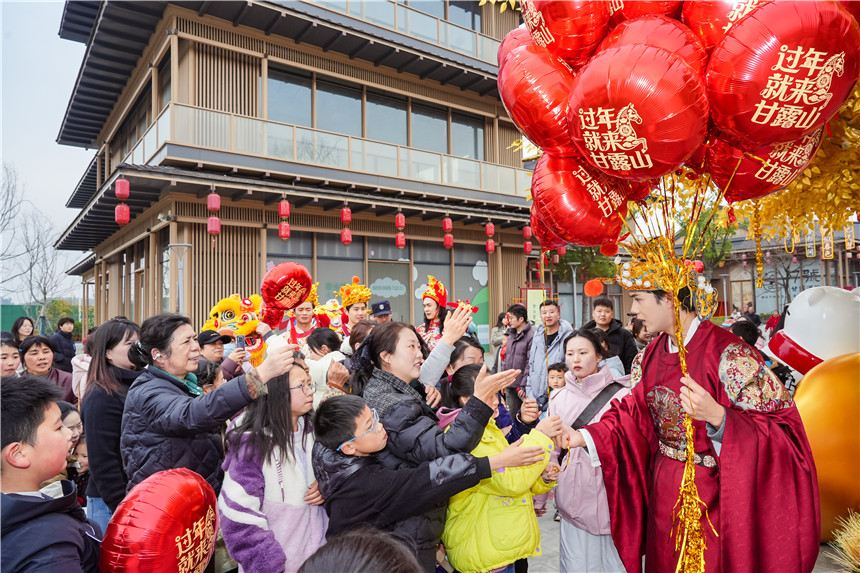 甘露山春节五路财神天团盛装巡游，沿途派福送喜、互动合影，为游客送上马年招财纳福的新春好彩头。