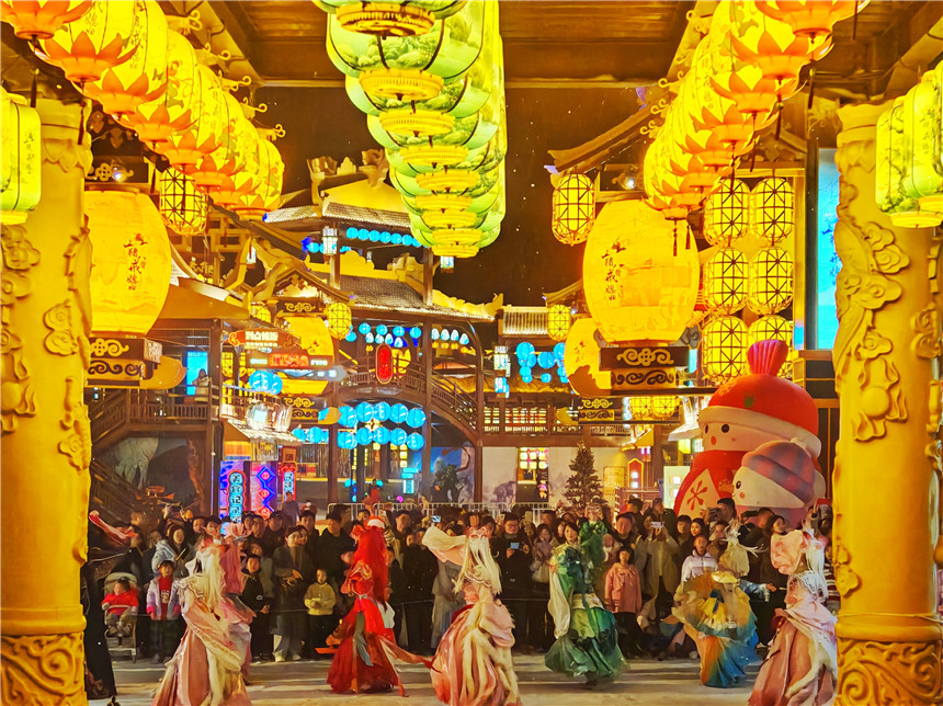 嘉鱼不夜城古风巡游已成特色夜游名片，吸引大量游客前来观赏体验 。