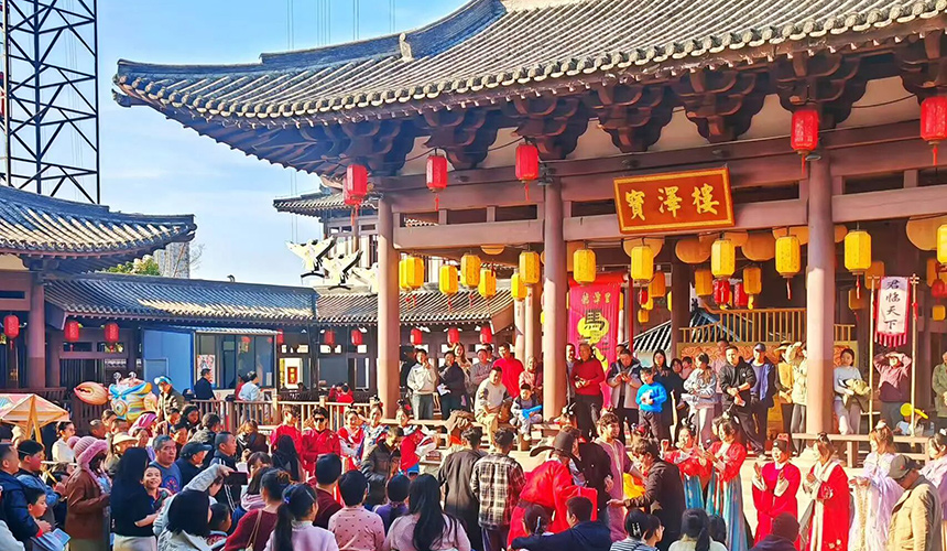 春节假期，咸宁龙潭里景区依托宋风古韵场景，推出系列传统互动活动。