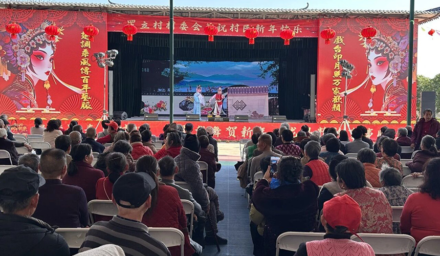 黄陂区楚剧团“木兰村戏”走进东湖高新罗立村，上演《太平村》《站花墙》《打金枝》经典折子戏，服务当地群众近2000人次。
