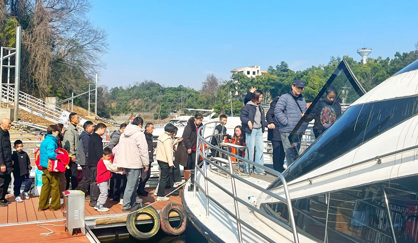 天气晴好，大量游客来到赤壁陆水湖，欣赏春日湖光山色。