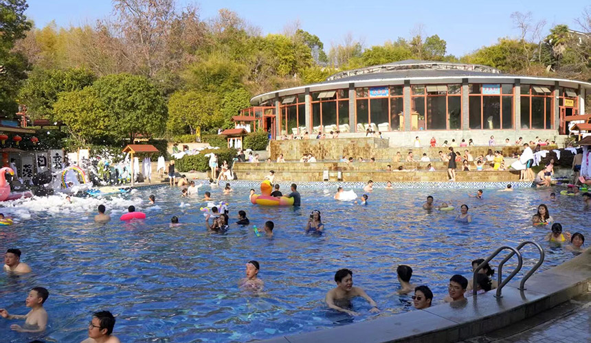 英山洪广毕昇温泉度假村暖泉涤倦，互动添欢。