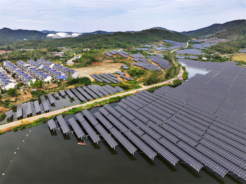 國網黃岡供電公司運維人員在馬畈村光伏電站開展用電安全檢查及設備巡檢。徐世雄攝