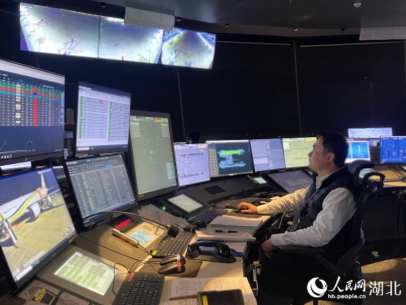 塔台工作人员正在调度。人民网记者 周倩文摄