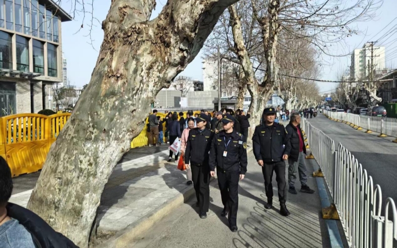 中華路街道綜合執法中心的隊員春節堅守崗位。