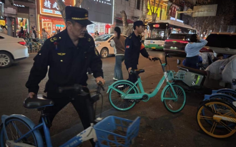 中華路街道綜合執法中心的隊員春節堅守崗位。