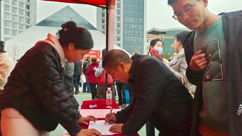 求職者在心儀企業的報名表上填寫自己的信息。徐光意攝