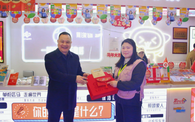 省體育局負責人送上“開市助力能量包”。