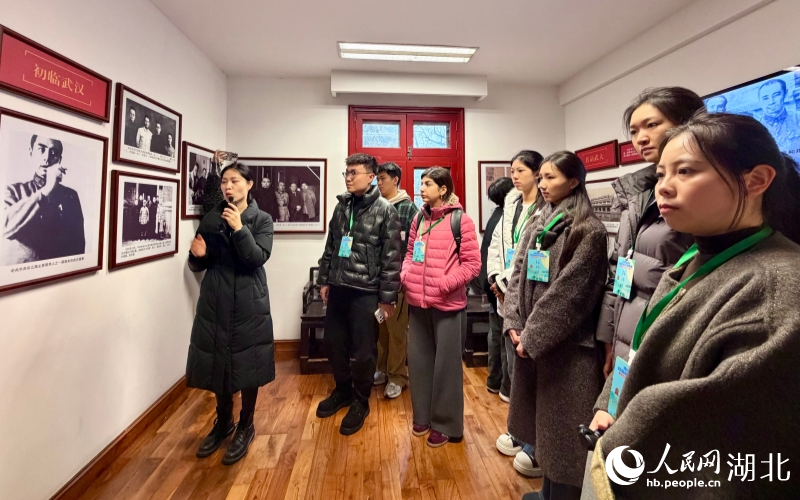 实践团成员聆听讲解。人民网记者 张沛摄