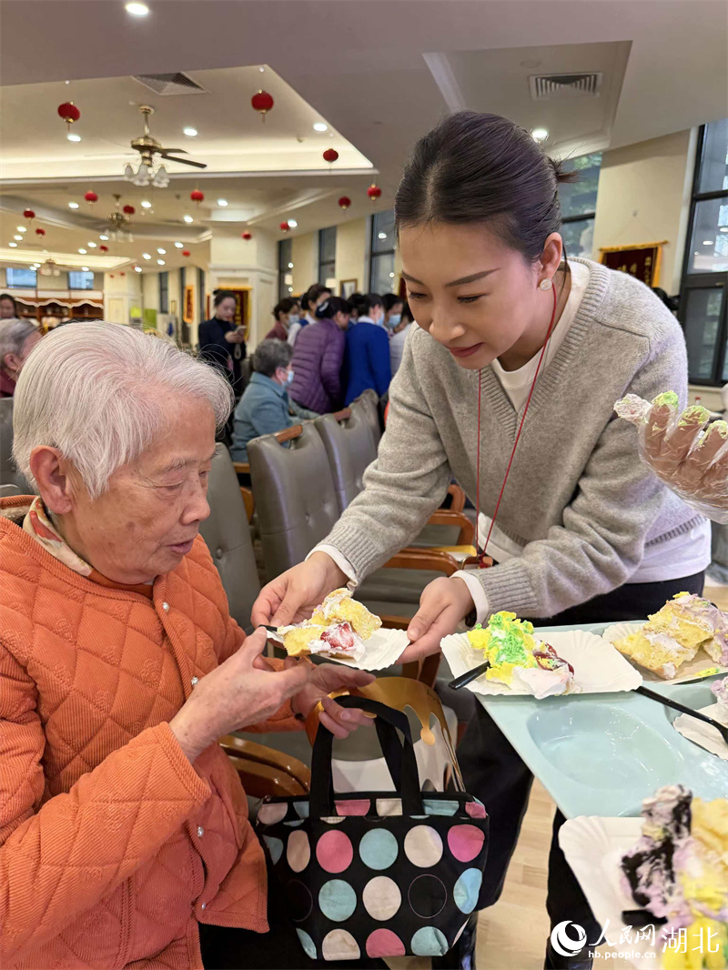 工作人员给大家分蛋糕。人民网记者 周倩文摄