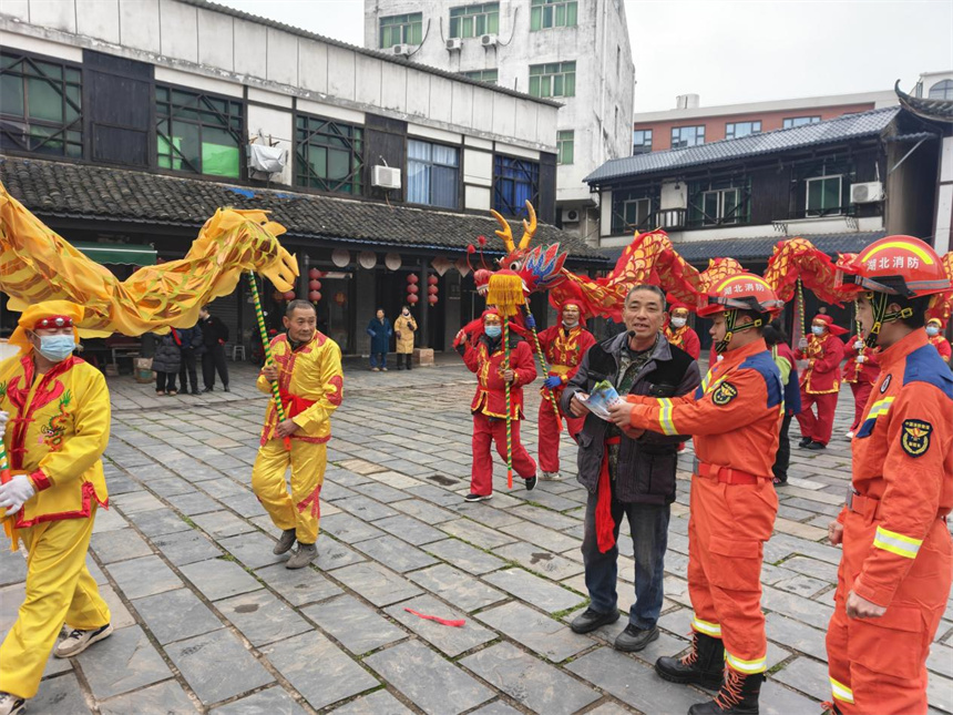 鄂州市消防宣传员在龙灯巡游活动现场开展消防安全知识宣传。刘彬彬摄