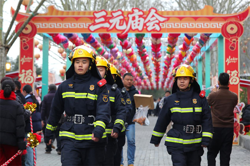 咸宁市消防员在“三元”庙会现场巡逻执勤全天候监护确保场所安全。徐晓波摄
