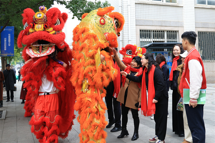 元宵龙狮校园巡游活动现场。芮雨欣摄