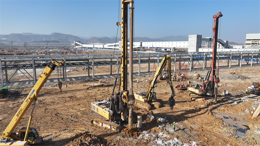 春節期間中化學新祥雲新材料有限公司二期項目樁機施工現場。