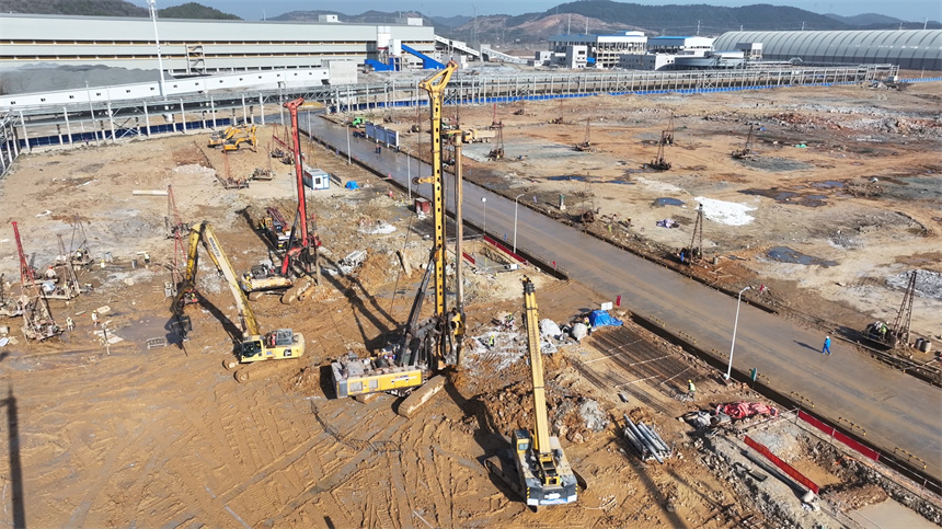 春節期間中化學新祥雲新材料有限公司二期項目樁機施工現場。