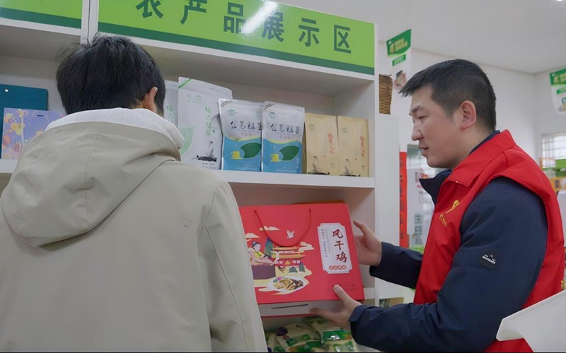 志願者在土家特色超市幫忙推介土特產。