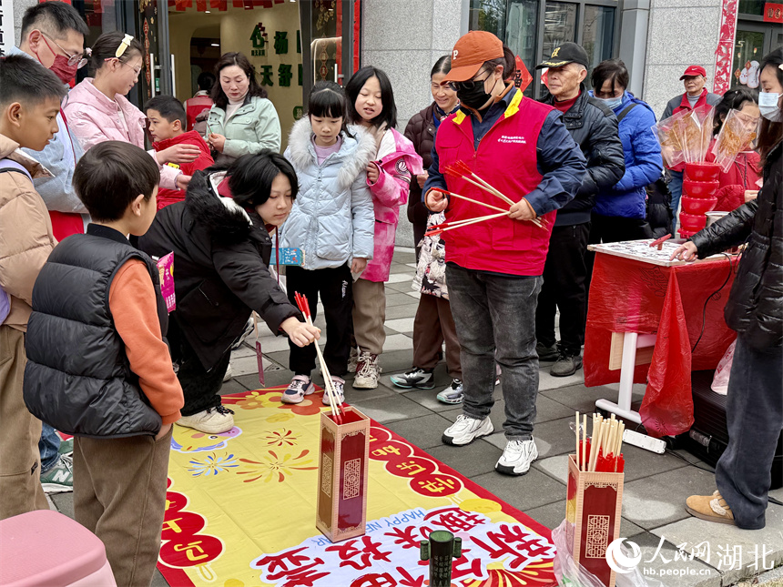 投壶游戏吸引小朋友踊跃参加。人民网记者 周恬摄