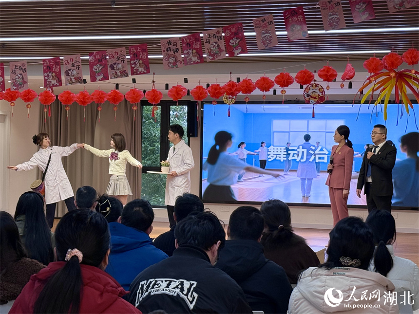 武昌醫院醫務工作者演繹《心理預報》。 人民網記者 周恬攝