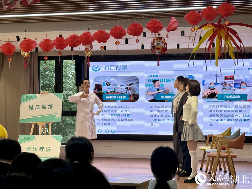 武昌医院医务工作者演绎《直播进社区 科普惠万家》。人民网记者 周恬摄