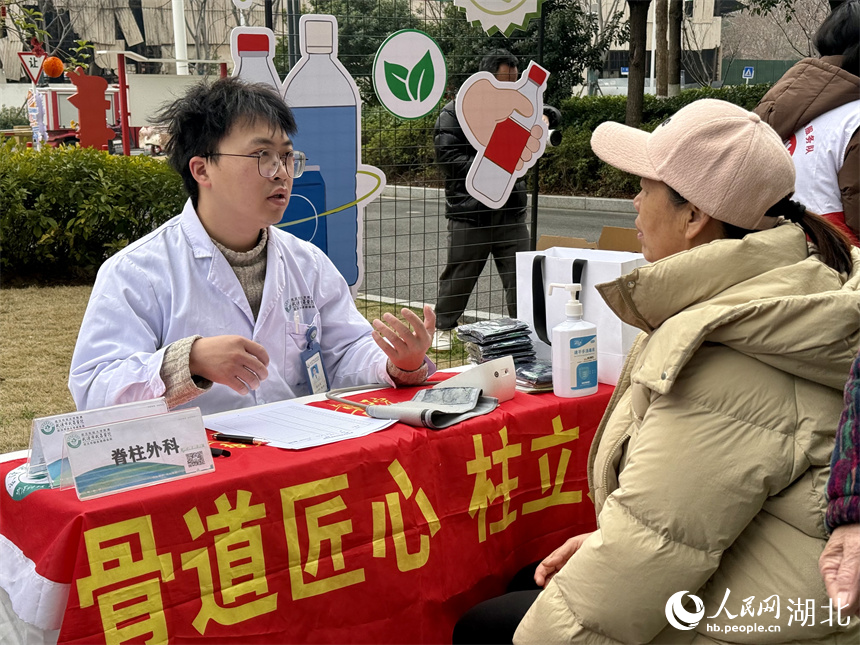 武汉市武昌医院医护人员为居民义诊。人民网记者 周恬摄