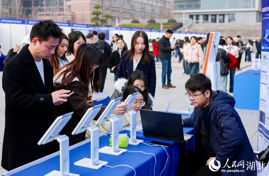 AI就業服務專區學生可以刷臉求職。人民網記者 郭婷婷攝