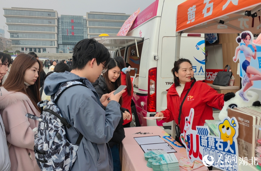 人才服务流动站为求职者提供各类免费服务。人民网记者 郭婷婷摄