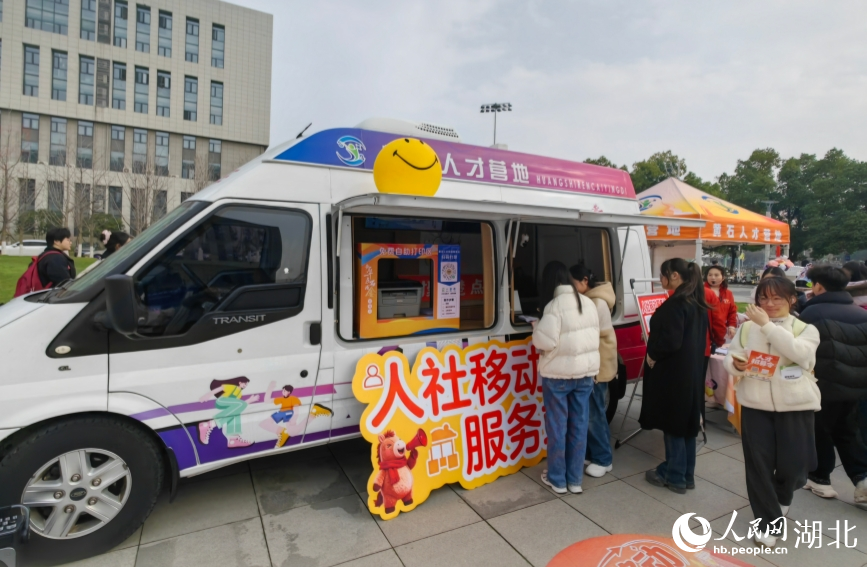 学生正在免费打印简历。人民网记者 郭婷婷摄