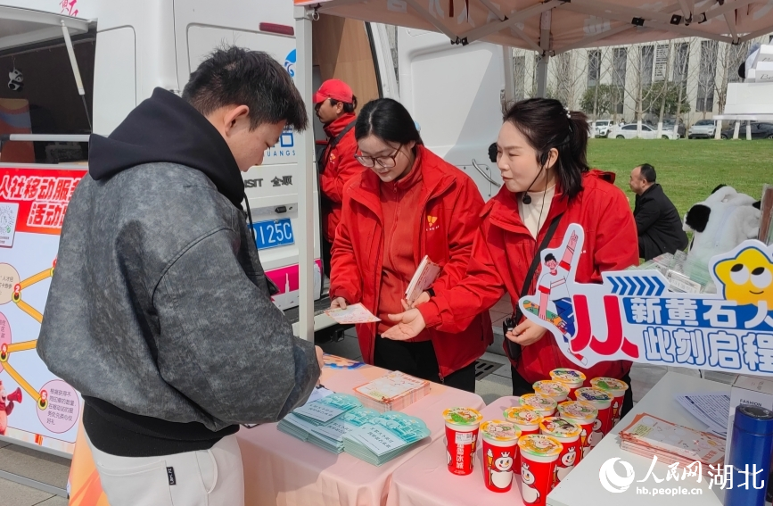 求职者只要留下一份简历，就能换到一杯奶茶。人民网记者 郭婷婷摄