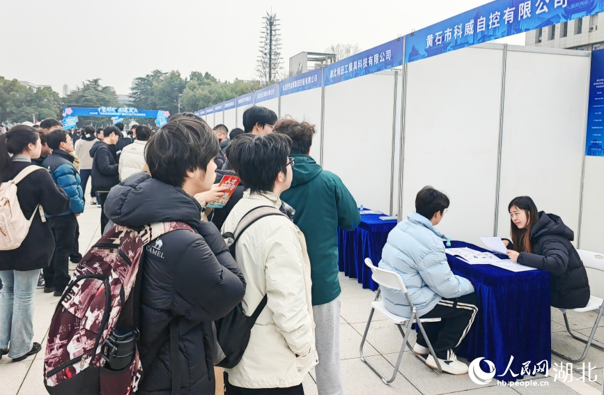 招聘会现场大学生求职。人民网记者 郭婷婷摄