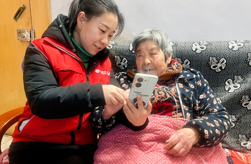 湖北移動志願者正細心地教老人使用手機，暖心服務助“銀發族”跨越數字鴻溝