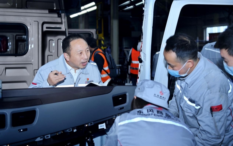 全國人大代表、東風商用車有限公司整車工廠總裝檢測車間“王濤班”班長、首席技能師王建清。